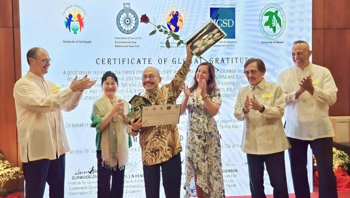Mas Achmad Santosa, dosen Fakultas Hukum Universitas Indonesia (FHUI), menerima penghargaan Certificate of Global Gratitude-Normandy Honor for Peace with the Earth. (dok UI)