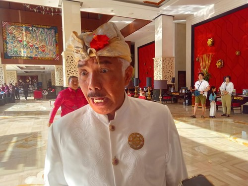 Ketua MDA Bali Ida Penglingsir Agung Putra Sukahet usai menghadiri seminar nasional 100 Tahun Bali Era Baru, Jumat (5/5/2023).