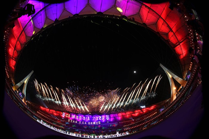 Upacara pembukaan SEA Games 2023 telah digelar di Stadion Morodok Techno National Stadium, Kamboja, Jumat (5/5) malam. Pembukaan berlangsung meriah.