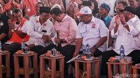 Anies disambut oleh Presiden PKS Ahmad Syaikhu, Sekjen PKS Habib Aboe Bakar Alhabsy, Wakil Ketua Majelis Syuro PKS Hidayat Nur Wahid dan jajaran pengurus PKS lainnya.
