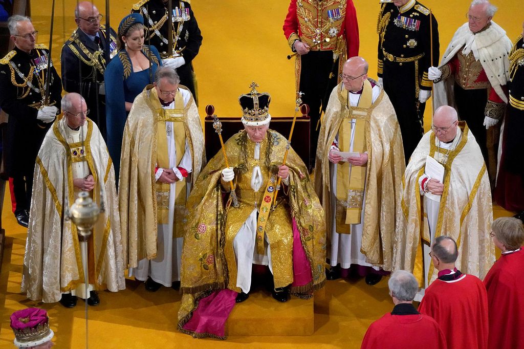 Raja Charles III resmi dinobatkan sebagai Raja Inggris pada Sabtu (6/5/2023). Dia menjadi penguasa Kerajaan Inggris ke-40 yang dimahkotai di Westminster Abbey sejak tahun 1066.