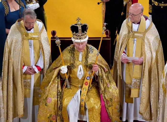 Raja Charles III resmi dinobatkan sebagai Raja Inggris pada Sabtu (6/5/2023). Dia menjadi penguasa Kerajaan Inggris ke-40 yang dimahkotai di Westminster Abbey sejak tahun 1066.