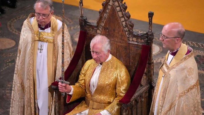 Momen Raja Charles Dinobatkan Jadi Raja Inggris Raja Charles III resmi dinobatkan sebagai Raja Inggris pada Sabtu (6/5/2023). Dia menjadi penguasa Kerajaan Inggris ke-40 yang dimahkotai di Westminster Abbey sejak tahun 1066.