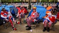 Selain memakai mahkota, warga juga mengenakan kostum bertema bendera Britania Raya. Reuters/Clodagh Kilcoyne.