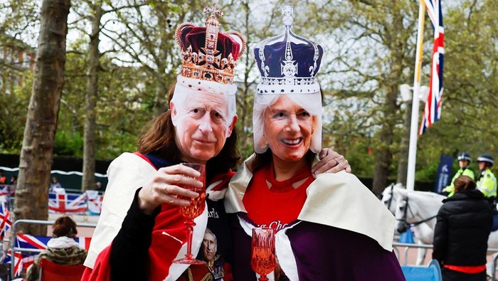 Pakai 'Mahkota', Warga Nonton Prosesi Penobatan Raja Charles Warga menyambut antusias penobatan Raja Charles III. Bahkan sebagian mereka menyaksikan prosesi penobatan dengan memakai topeng Raja Charles dan Ratu Camilla.
