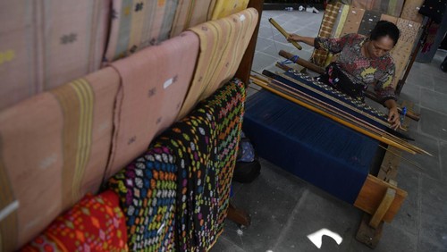 Peserta pameran merapikan kain tenun hasil produksinya dipamerkan di tempat wisata Gua Batu Cermin, Labuan Bajo, Manggarai Barat, NTT, Jumat (5/5/2023). Pameran yang menampilkan berbagai produk UMKM khas NTT tersebut digelar dalam rangka mendukung kegiatan KTT ASEAN di Labuan Bajo. ANTARA FOTO/Zabur Karuru/aww.