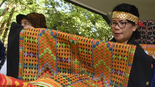 Peserta pameran merapikan kain tenun hasil produksinya dipamerkan di tempat wisata Gua Batu Cermin, Labuan Bajo, Manggarai Barat, NTT, Jumat (5/5/2023). Pameran yang menampilkan berbagai produk UMKM khas NTT tersebut digelar dalam rangka mendukung kegiatan KTT ASEAN di Labuan Bajo. ANTARA FOTO/Zabur Karuru/aww.