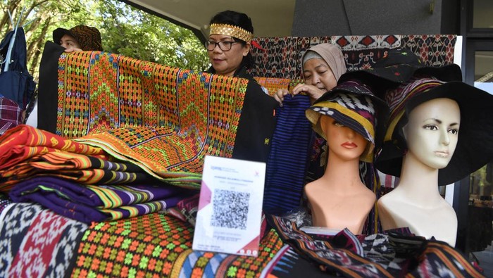 PAMERAN PRODUK UMKM KHAS NTT Peserta pameran merapikan kain tenun hasil produksinya dipamerkan di tempat wisata Gua Batu Cermin, Labuan Bajo, Manggarai Barat, NTT, Jumat (5/5/2023). Pameran yang menampilkan berbagai produk UMKM khas NTT tersebut digelar dalam rangka mendukung kegiatan KTT ASEAN di Labuan Bajo. ANTARA FOTO/Zabur Karuru/aww.