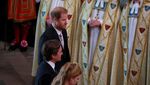 Pangeran Harry Penuh Senyum Hadiri Penobatan Raja Charles