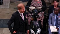 Harry tampak berjalan sendiri, tanpa ditemani satupun keluarga kerajaan. Foto: REUTERS/DYLAN MARTINEZ