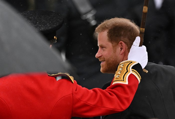 Pangeran Harry Britain's Prince Harry, Duke of Sussex, walks outside Westminster Abbey ahead of Britain's King Charles' coronation ceremony, in London, Britain May 6, 2023. REUTERS/Dylan Martinez TPX IMAGES OF THE DAY