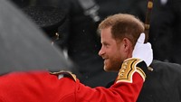Pangeran Harry terlihat santai saat memasuki Westminster Abbey. Foto: REUTERS/DYLAN MARTINEZ