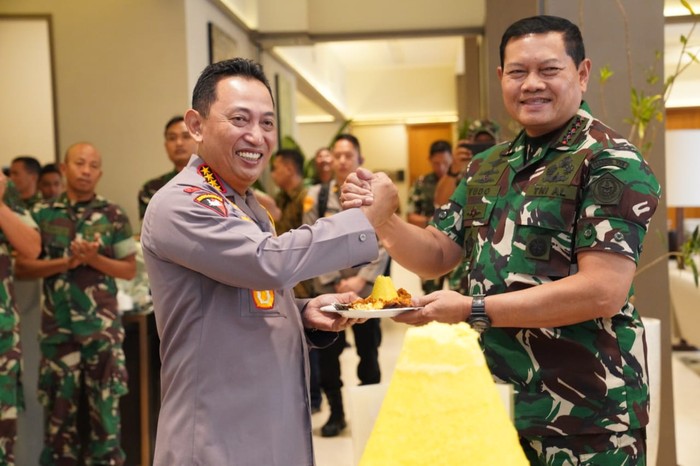 Panglima TNI Laksamana TNI Yudo Margono memberikan kejutan (surprise) kepada Kapolri Jenderal Listyo Sigit Prabowo di hari ulang tahunnya yang ke-54. (dok Puspen TNI)