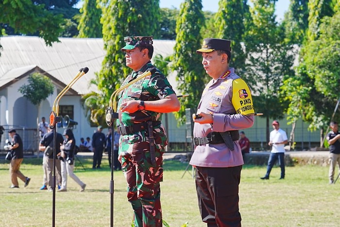 Panglima TNI Laksamana Yudo Margono dan Kapolri Jenderal Listyo Sigit Prabowo memimpin Apel Pasukan Gabungan Pengamanan KTT ASEAN, di Labuan Bajo, Sabtu (6/5/2023)