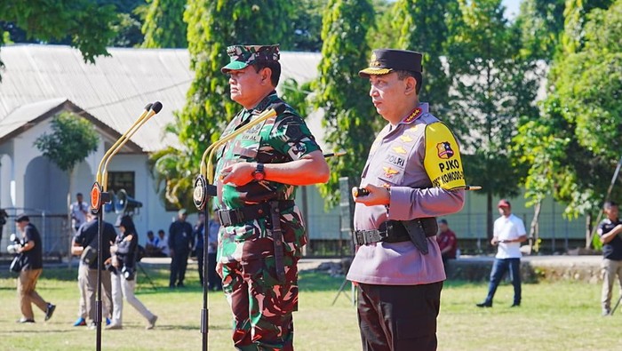 Panglima TNI Laksamana Yudo Margono dan Kapolri Jenderal Listyo Sigit Prabowo memimpin Apel Pasukan Gabungan Pengamanan KTT ASEAN, di Labuan Bajo, Sabtu (6/5/2023)