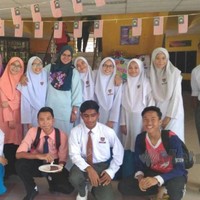 Muhammad Danial Ahmad Ali (22 tahun) tak menyangka akan menikahi gurunya sendiri yang bernama Jamilah (48 tahun). Danial viral usai mengunggah kisah cintanya dengan sang guru di TikTok. Dalam unggahannya dia memperlihatkan momen mulai dari saat masih menjadi seorang pelajar hingga kini menjadi suami dari gurunya sendiri. Danial yang bekerja di perusahaan air ini berkata dia berkenalan dengan Jamilah ketika pada masa SMP tahun 2016. Jamilah saat itu mengajar mata pelajaran Bahasa Melayu. Foto: Dok. Muhammad Danial Ahmad Ali.