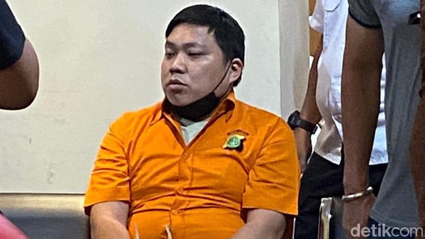 David Yulianto, pemobil plat polisi yang bawa pistol di Tol Tomang, Jakarta Barat jadi tersangka. Ia memukul dan menodongkan pistol kepada pengendara lain.