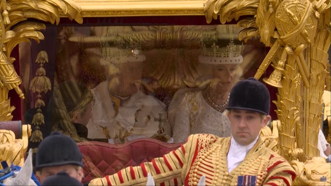 Begini Raja Charles III dan Ratu Camilla yang telah resmi dinobatkan menjadi Raja dan Ratu Inggris ketika akan meninggalkan Westminster Abbey.Foto: YouTube The Royal Family