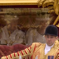 Begini Raja Charles III dan Ratu Camilla yang telah resmi dinobatkan menjadi Raja dan Ratu Inggris ketika akan meninggalkan Westminster Abbey.Foto: YouTube The Royal Family