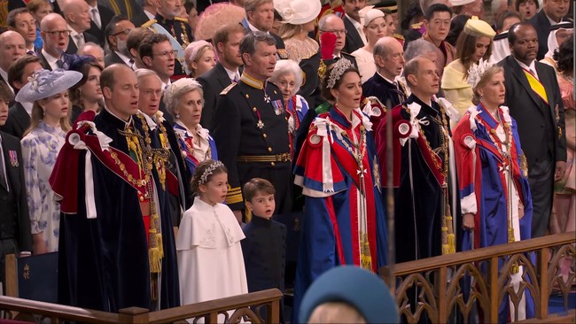 Acara penobatan Raja Charles III dihadiri anak dan cucunya, seperti Pangeran William, Kate Middleton, Pangeran Harry, meski Meghan Markle absen dalam gelaran tersebut. Foto: YouTube The Royal Family