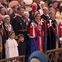 Acara penobatan Raja Charles III dihadiri anak dan cucunya, seperti Pangeran William, Kate Middleton, Pangeran Harry, meski Meghan Markle absen dalam gelaran tersebut. Foto: YouTube The Royal Family