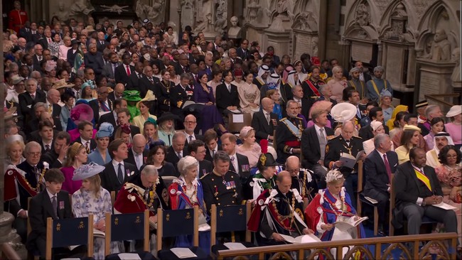 Raja Charles mulai memasuki area Westminster Abbey pada pukul 11 pagi waktu setempat. Mantan suami Putri Diana tersebut sebelumnya menyapa masyarakat yang antusias menyambut era baru kerajaan Inggris. Bersama Permaisuri dalam kereta kencana, ia tampak tersenyum selagi melambaikan tangan kepada mereka. Foto: YouTube The Royal Family
