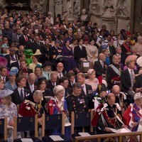 Raja Charles mulai memasuki area Westminster Abbey pada pukul 11 pagi waktu setempat. Mantan suami Putri Diana tersebut sebelumnya menyapa masyarakat yang antusias menyambut era baru kerajaan Inggris. Bersama Permaisuri dalam kereta kencana, ia tampak tersenyum selagi melambaikan tangan kepada mereka. Foto: YouTube The Royal Family