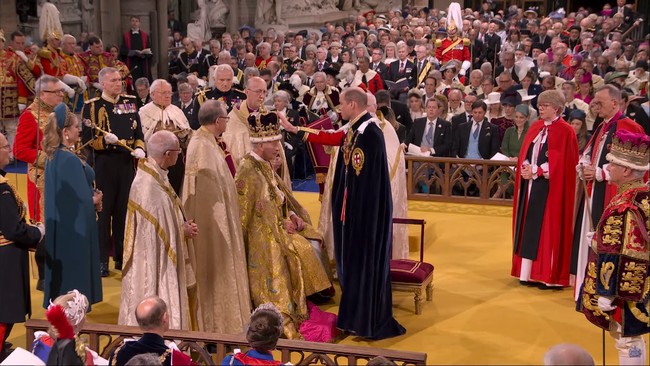 Pangeran William sempat menyentuh mahkota sebelum memberikan kecupan kepada ayahnya. Di momen tersebut, sang raja tampak emosional.Foto: YouTube The Royal Family