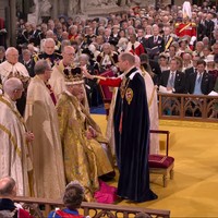 Pangeran William sempat menyentuh mahkota sebelum memberikan kecupan kepada ayahnya. Di momen tersebut, sang raja tampak emosional.Foto: YouTube The Royal Family