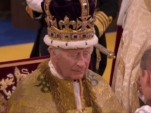 Momen Emosional Raja Charles III Resmi Dinobatkan Sebagai Raja Inggris