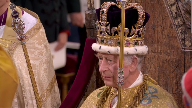 Raja Charles III resmi dinobatkan sebagai Raja Inggris hari ini, Sabtu (6/6/2022). Penobatannya sebagai penerus Ratu Elizabeth II digelar di Westminster Abbey. Dalam prosesi sakral yang dihadiri para orang-orang penting, termasuk para bangsawan hingga selebriti, Raja Charles tampak berbahagia.Foto: YouTube The Royal Family