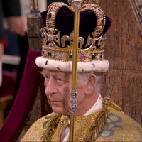 Raja Charles III resmi dinobatkan sebagai Raja Inggris hari ini, Sabtu (6/6/2022). Penobatannya sebagai penerus Ratu Elizabeth II digelar di Westminster Abbey. Dalam prosesi sakral yang dihadiri para orang-orang penting, termasuk para bangsawan hingga selebriti, Raja Charles tampak berbahagia.Foto: YouTube The Royal Family