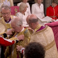 Begini potret Pangeran William ketika membantu Raja Charles memasangkan jubas emas sebelum dimahkotai..Foto: YouTube The Royal Family