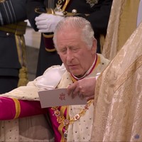 Penobatan Raja Charles III menjadi momen bersejarah yang menyita perhatian dunia. Setelah 70 tahun, Inggris memiliki pemimpin kerajaan baru. Pria 74 tahun tersebut disumpah untuk menjadi raja setelah bersedia menerima tahta yang diwariskan mendiang ibunya. Raja Charles berjanji di atas Injil untuk bisa memimpin Britania Raya dan Irlandia Utara dan negara persemakmuran selagi mematuhi hukum Tuhan.Foto: YouTube The Royal Family