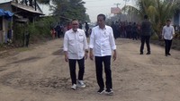 Diketahui sepatu yang dikenakan Zulhas memang bermerek lokal yakni Compass. Tokoh asal Lampung itu pun mengaku bangga dengan sepatu produk dalam negeri yang dikenakannya tersebut.  ANTARA FOTO/ARDIANSYAH