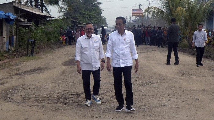 Presiden Joko Widodo (kiri) didampingi Menteri Perdagangan Zulkifli Hasan (kanan) meninjau jalan rusak di Kampung Rama Nirwana, Seputih raman, Lampung Tengah, Lampung, Jumat (5/5/2023). Presiden Jokowi mengucurkan dana Rp800 miliar untuk memperbaiki jalan rusak di Provinsi Lampung. ANTARA FOTO/Ardiansyah/aww.