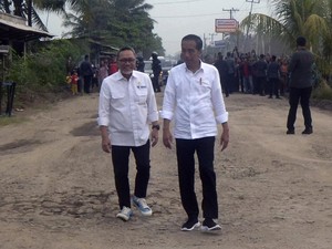 Jokowi Ambil Alih Perbaikan Jalan Rusak di Daerah, Contohnya 4 Provinsi Ini