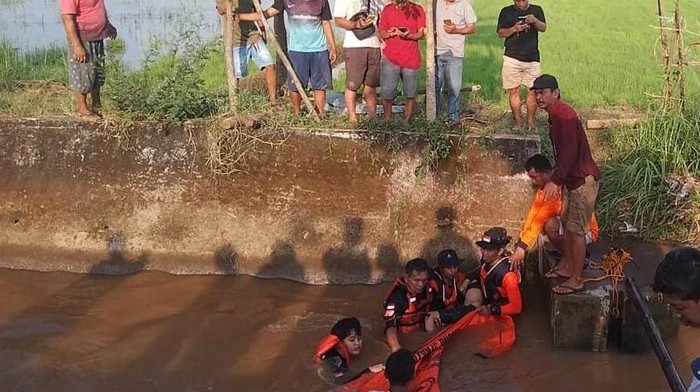 Proses evakuasi bocah tewas tenggelam di Sungai Kembangan, Teluk Awur, Jepara, Sabtu (6/5/2023).