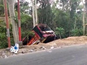 Bus Masuk Jurang Parimo Tewaskan 3 Guru Gontor Dievakuasi Pakai Ekskavator