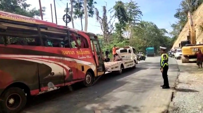 Proses evakuasi bus bawa 29 guru Gontor yang masuk jurang di Parigi Moutong, Sulawesi Tengah.