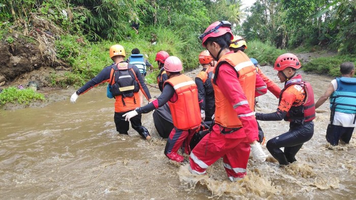 Proses evakuasi jasad pekerja jembatan di Sukabumi