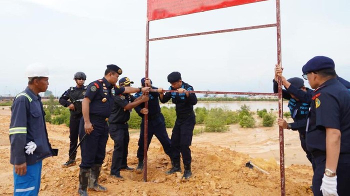 Proses penyegelan oleh PSDKP di PT BSI pada Jumat (5/5/2023).(Foto: dok PSDKP )