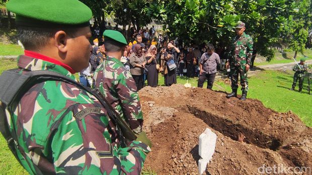 Pemakaman Hoeri di TMP Giri Tunggal Semarang, Sabtu (6/5/2023).