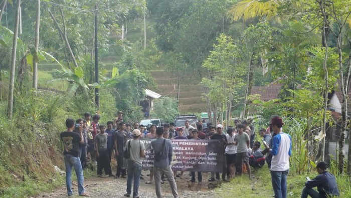 Protes jalan rusak di Tasikmalaya.