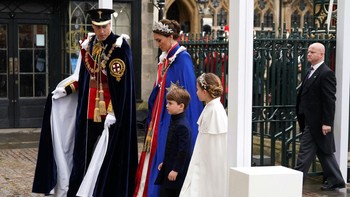 Nah di penobatan Raja Charles III sebagai Raja Inggris, Princess Charlotte mengenakan gaun berwarna putih. Foto: Getty Images/Stuart C. Wilson.