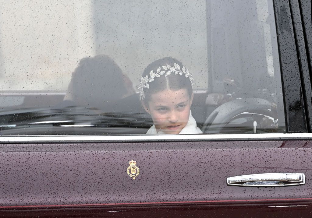Putri Charlotte LONDON, ENGLAND - MAY 06: Princess Charlotte of Wales travelling in the state car during the Coronation of King Charles III and Queen Camilla on May 06, 2023 in London, England. The Coronation of Charles III and his wife, Camilla, as King and Queen of the United Kingdom of Great Britain and Northern Ireland, and the other Commonwealth realms takes place at Westminster Abbey today. Charles acceded to the throne on 8 September 2022, upon the death of his mother, Elizabeth II. (Photo by Stuart C. Wilson/Getty Images)