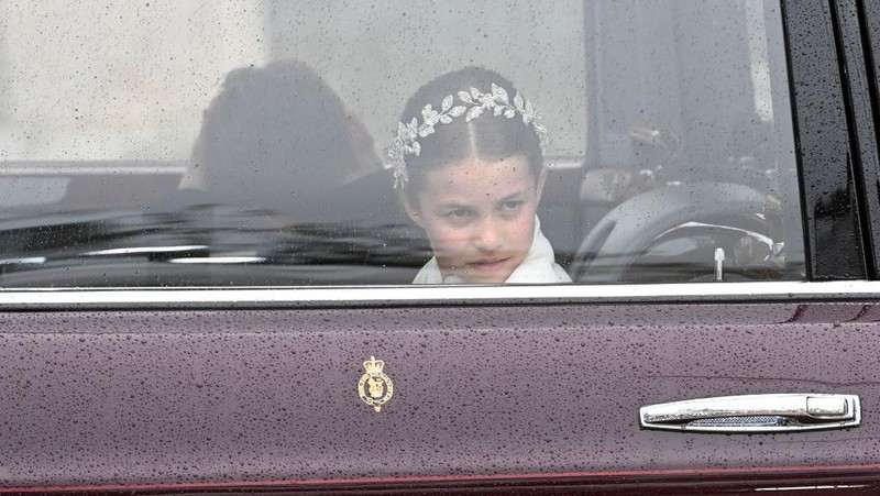 LONDON, ENGLAND - MAY 06: Princess Charlotte of Wales travelling in the state car during the Coronation of King Charles III and Queen Camilla on May 06, 2023 in London, England. The Coronation of Charles III and his wife, Camilla, as King and Queen of the United Kingdom of Great Britain and Northern Ireland, and the other Commonwealth realms takes place at Westminster Abbey today. Charles acceded to the throne on 8 September 2022, upon the death of his mother, Elizabeth II. (Photo by Stuart C. Wilson/Getty Images)