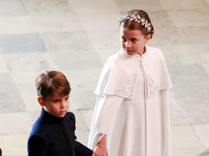 Putri Charlotte Cantik dengan Gaun dan Jubah Putih di Penobatan Raja Charles