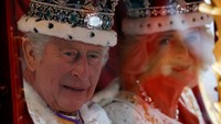 Charles resmi dimahkotai oleh Uskup Agung Canterbury Justin Welby yang menempatkan Mahkota St Edward di kepalanya. Suara terompet terdengar untuk menandai momen itu. Raja Charles III menjadi penguasa kerajaan Inggris ketujuh yang memakai Mahkota St Edward setelah Charles II, James II, William III, George V, George VI dan Elizabeth II - yang terakhir memakainya pada penobatan tahun 1953.