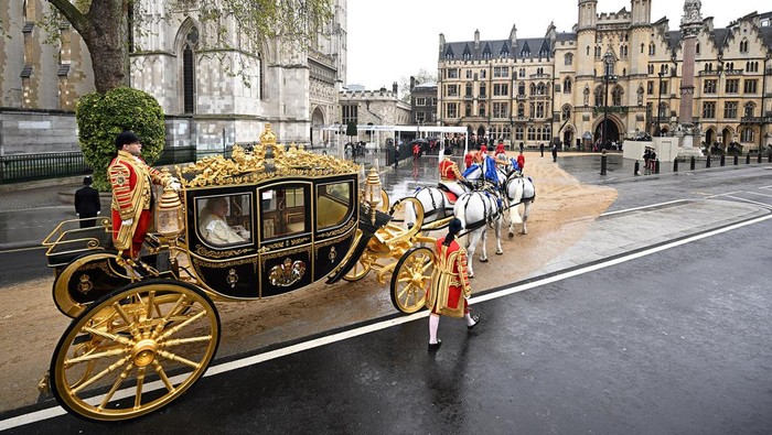 Raja Charles dan Camilla menuju Istana Buckingham dari Westminster Abbey untuk upacara penobatan. Mereka menggunakan kereta kencana Diamond Jubilee State Coach.
